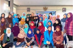 Anggota DPR RI Komisi III, HM Nurdin foto bersama dengan Korp Putri PMII Se-Jabar.